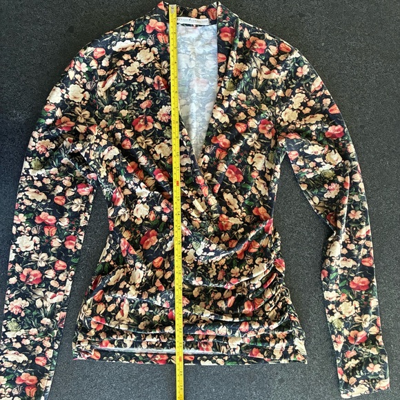 Floral Peruvian Connection v-neck with ruching - Picture 6 of 11